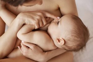 Чому варто годувати грудьми?